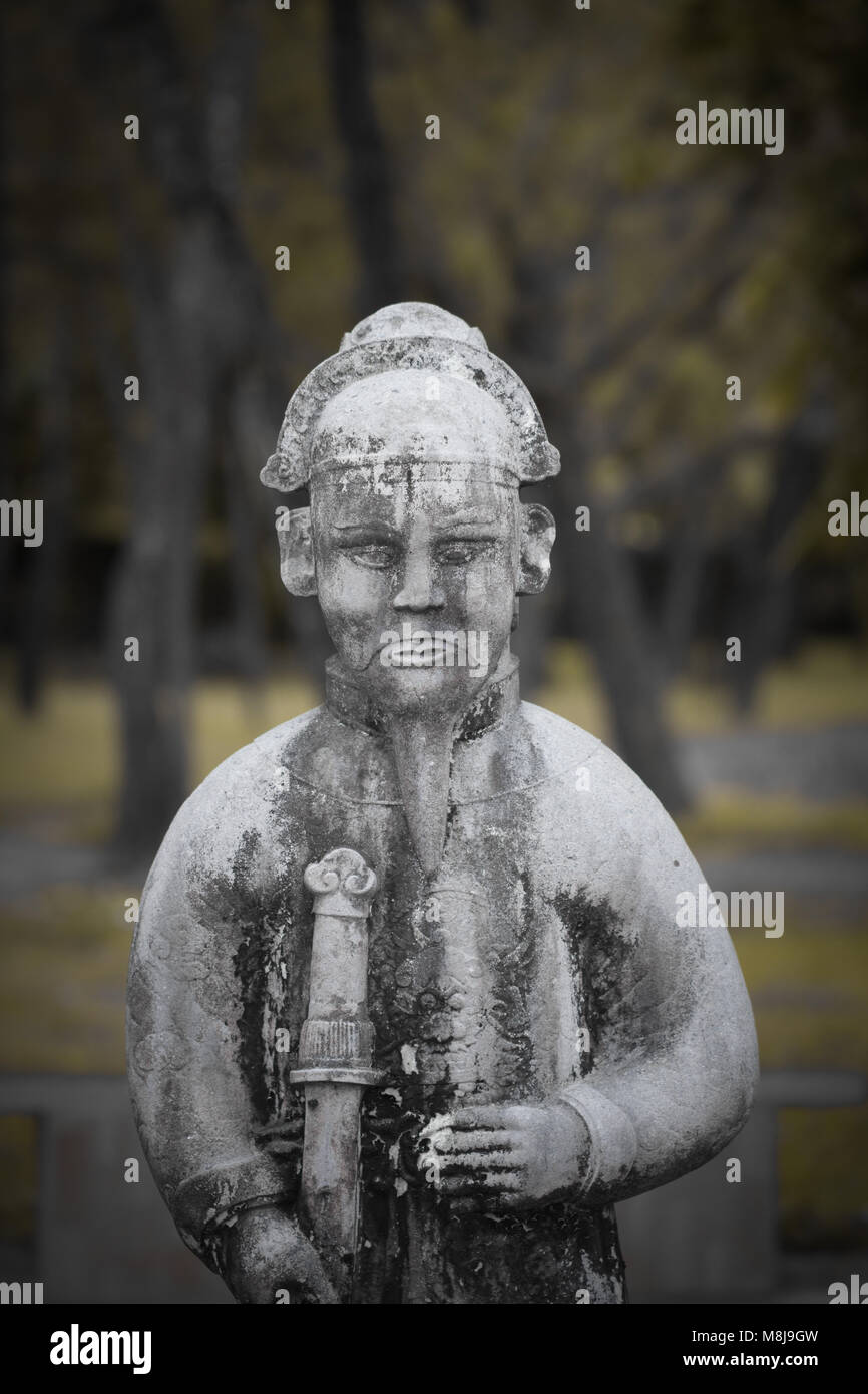Antica statua di cinese mandarino con la spada Foto Stock