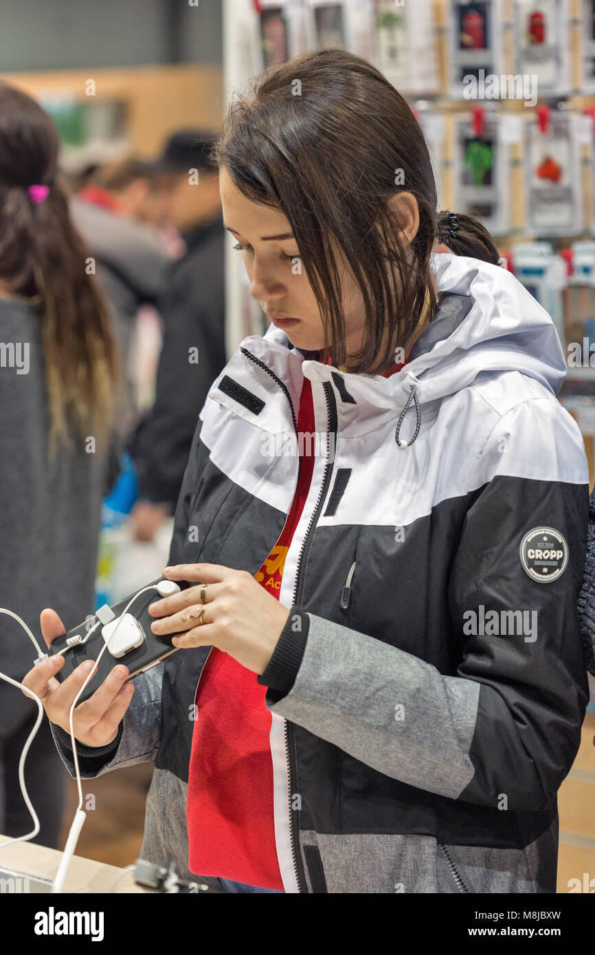KIEV, UCRAINA - Ottobre 08, 2017: ragazza giovane visita smart phone booth durante la CEE 2017, grande consumer electronics trade show di Ucraina in KyivExpoPl Foto Stock