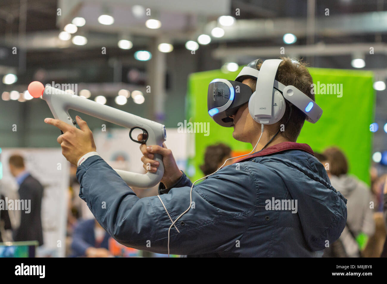 KIEV, UCRAINA - 07 ottobre 2017: l'uomo nella realtà virtuale casco divertirsi presso lo stand durante la CEE 2017, il più grande consumer electronics trade show di Ukra Foto Stock