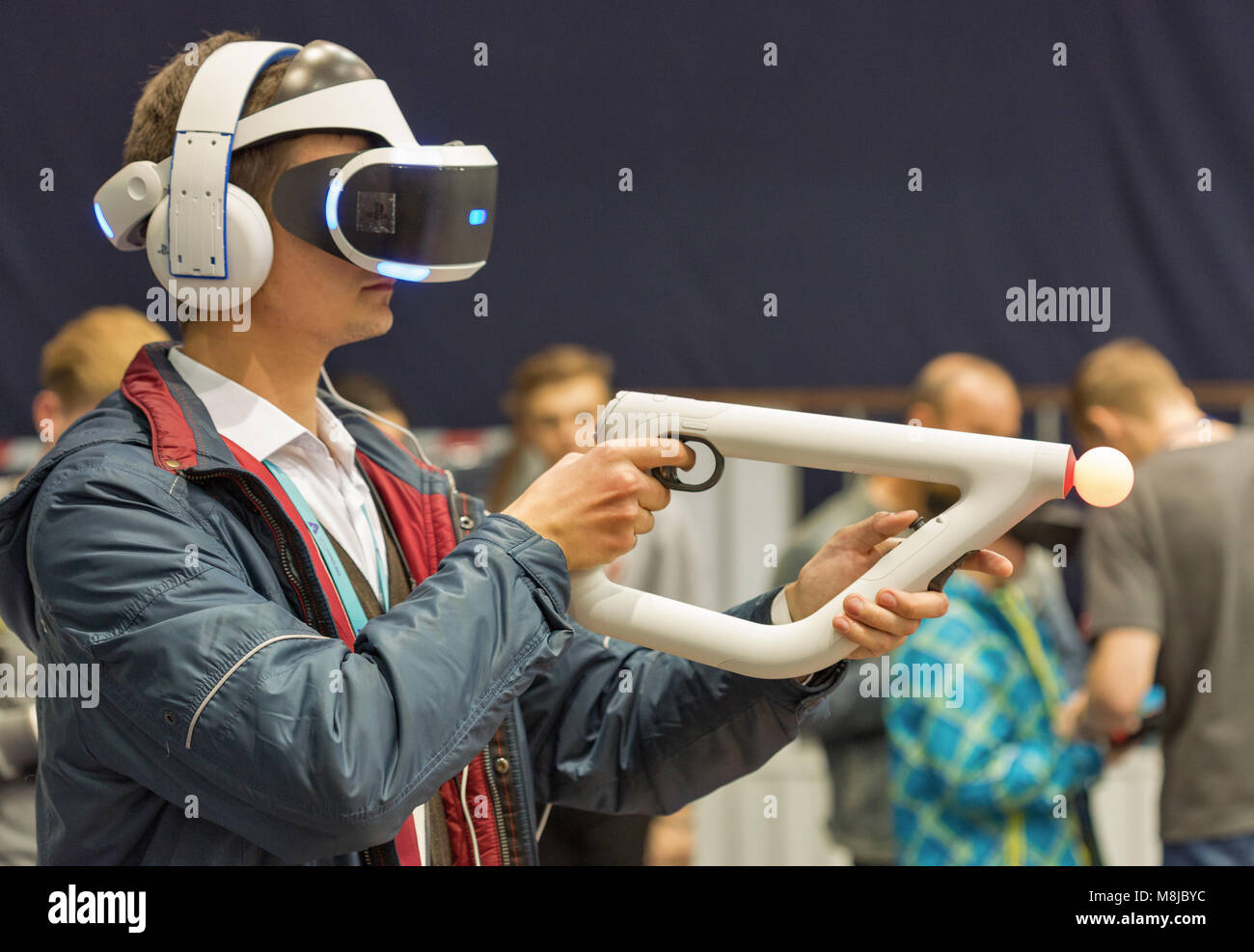 KIEV, UCRAINA - Ottobre 08, 2017: Uomo nel casco di realtà virtuale e ciò divertirsi presso lo stand durante la CEE 2017, il più grande consumer electronics trade show di Ukra Foto Stock