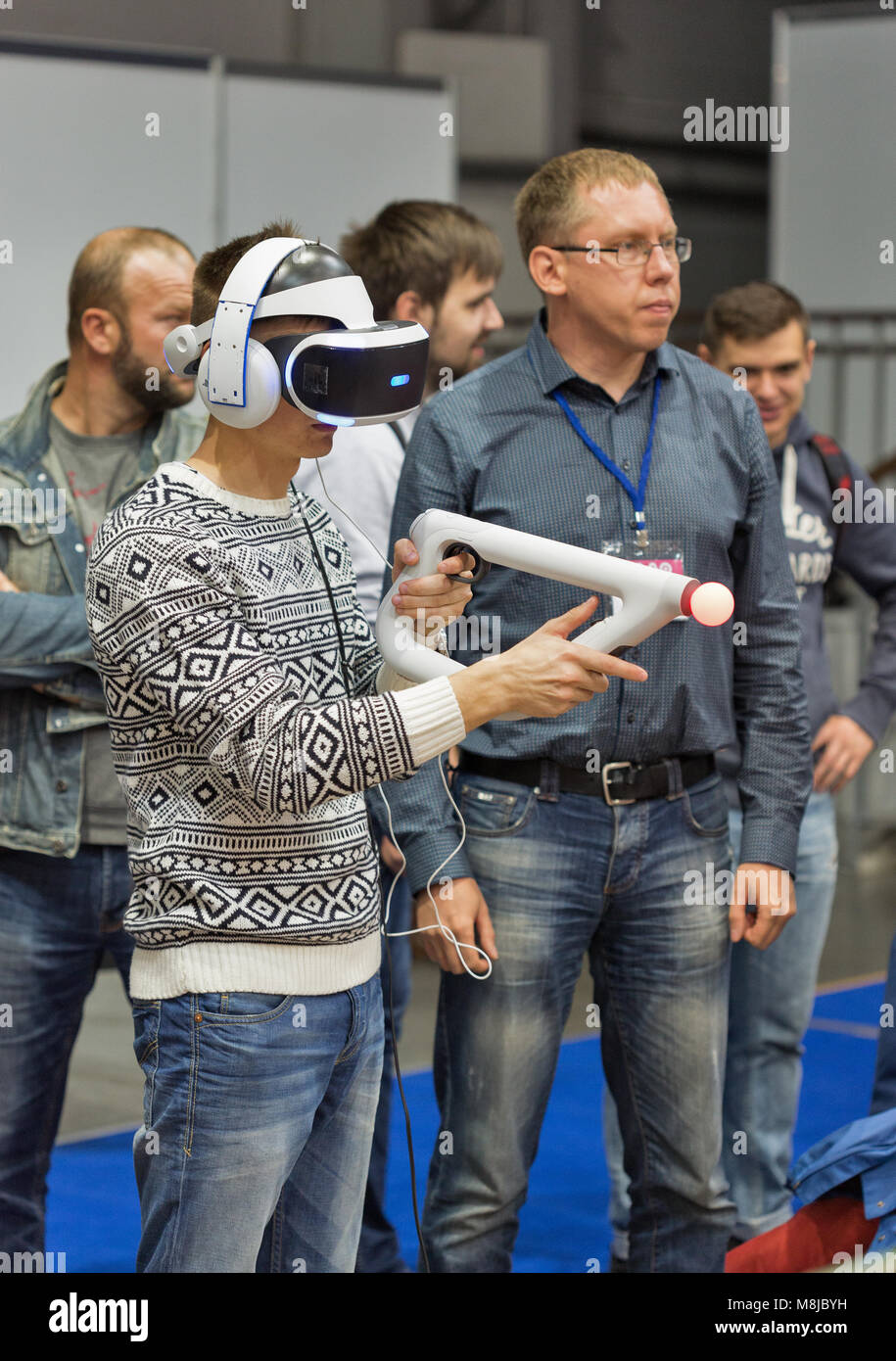 KIEV, UCRAINA - Ottobre 08, 2017: Uomo nel casco di realtà virtuale e ciò divertirsi presso lo stand durante la CEE 2017, il più grande consumer electronics trade show di Ukra Foto Stock