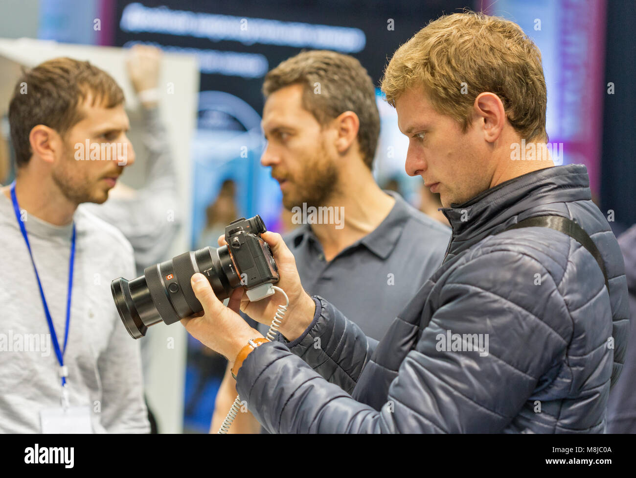 KIEV, UCRAINA - Ottobre 08, 2017: persone prove macchine fotografiche professionali sulle società Sony stand durante la CEE 2017, il maggiore consumatore di elettro Foto Stock