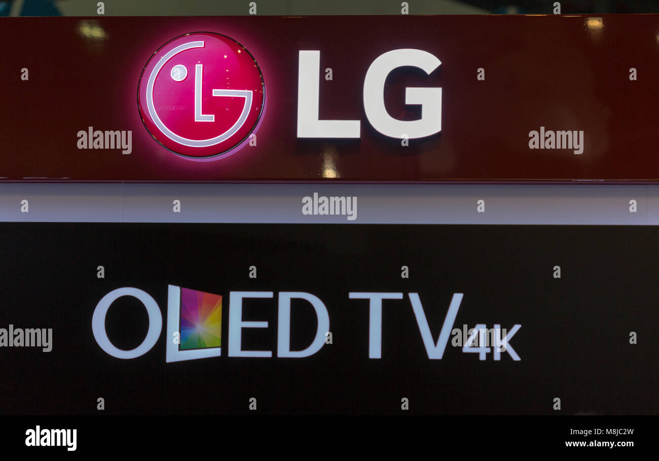 KIEV, UCRAINA - Ottobre 08, 2017: LG OLED TV 4K, produttore di elettronica logo azienda su stand durante la CEE 2017, il più grande consumer electronics trad Foto Stock