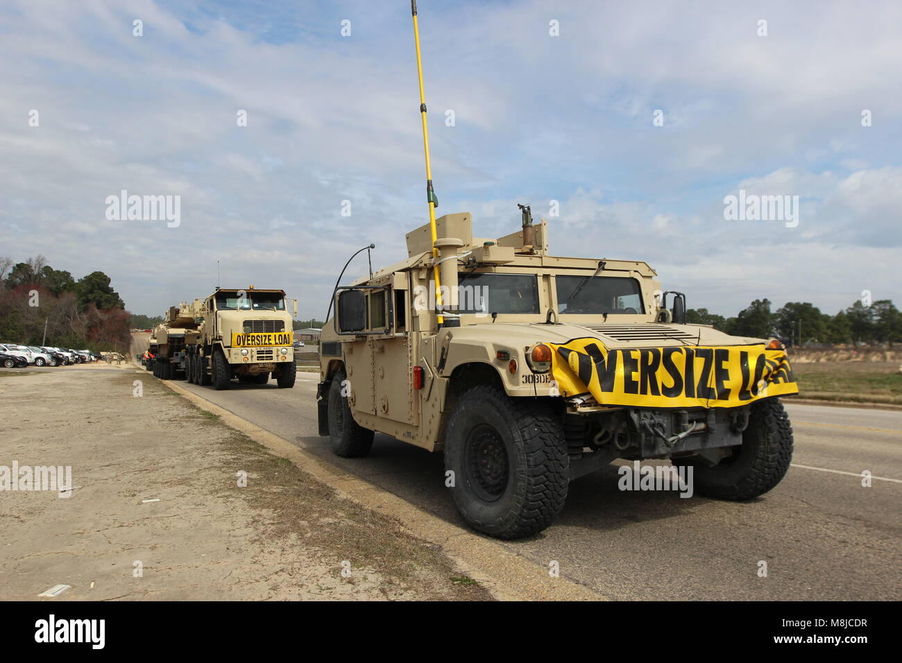 North Carolina National Guard soldati con la 1452nd attrezzature pesanti Transportation Company, 1-113th supporto brigata, line up M1070 Heavy Equipment Transporter veicoli per loro convoglio a Fort Pickett, in Virginia, il Mar 17, 2018. I veicoli saranno il trasporto di M1A1 Abrams serbatoi e Bradley veicoli da combattimento a Fort Pickett, Virginia, per essere utilizzato dal trentesimo Armored Brigade Combat Team durante gunnery, in preparazione per la trentesima ABCT prossimo esportabili combattere la capacità di formazione (XCTC) formazione. (U.S. Esercito foto di Sgt. Motivo Forsyth) Foto Stock