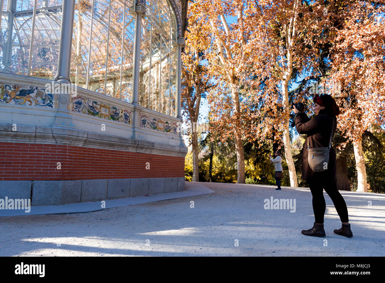 La gente visita l'installazione all'interno di Crystal Palace situato nel Parco del Retiro. Madrid. Spagna Foto Stock