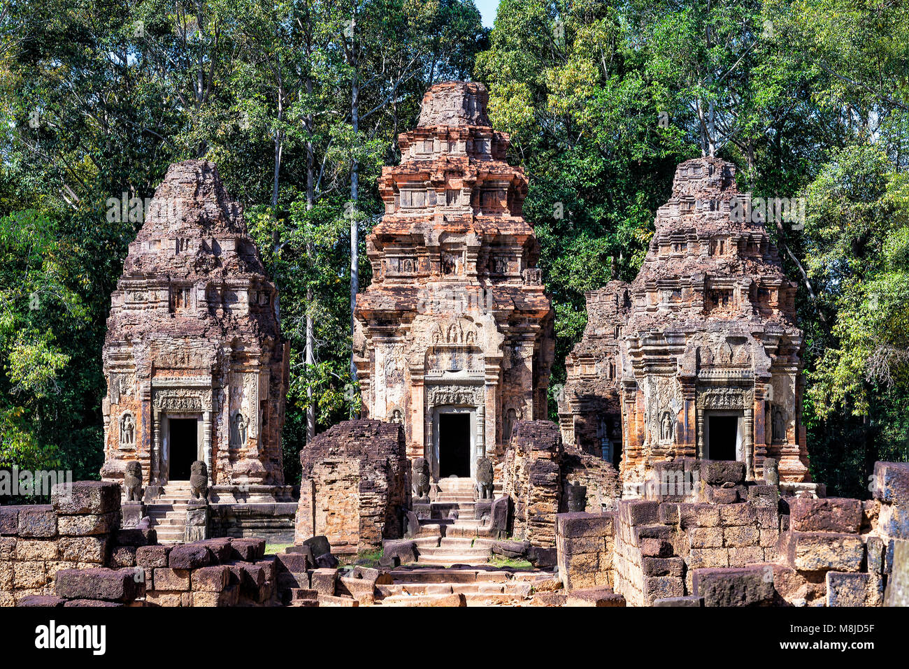 Vista frontale di Preah Ko tempio, Cambogia. Questo tempio è stato il primo ad essere stato costruito nell'antica e ormai defunta città di Hariharalaya Foto Stock