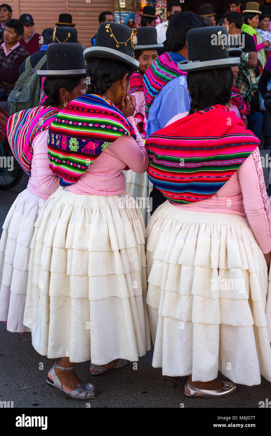 Vista posteriore del tradizionalmente condita Cholitas nella strada  principale di Mallassa in parata del festival Foto stock - Alamy