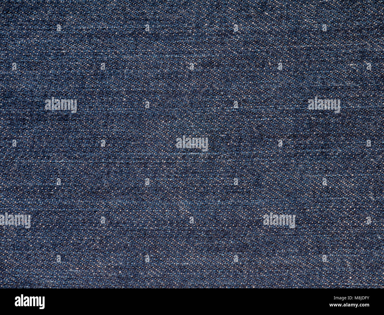 Blu scuro lavata di tessuto denim texture swatch Foto Stock
