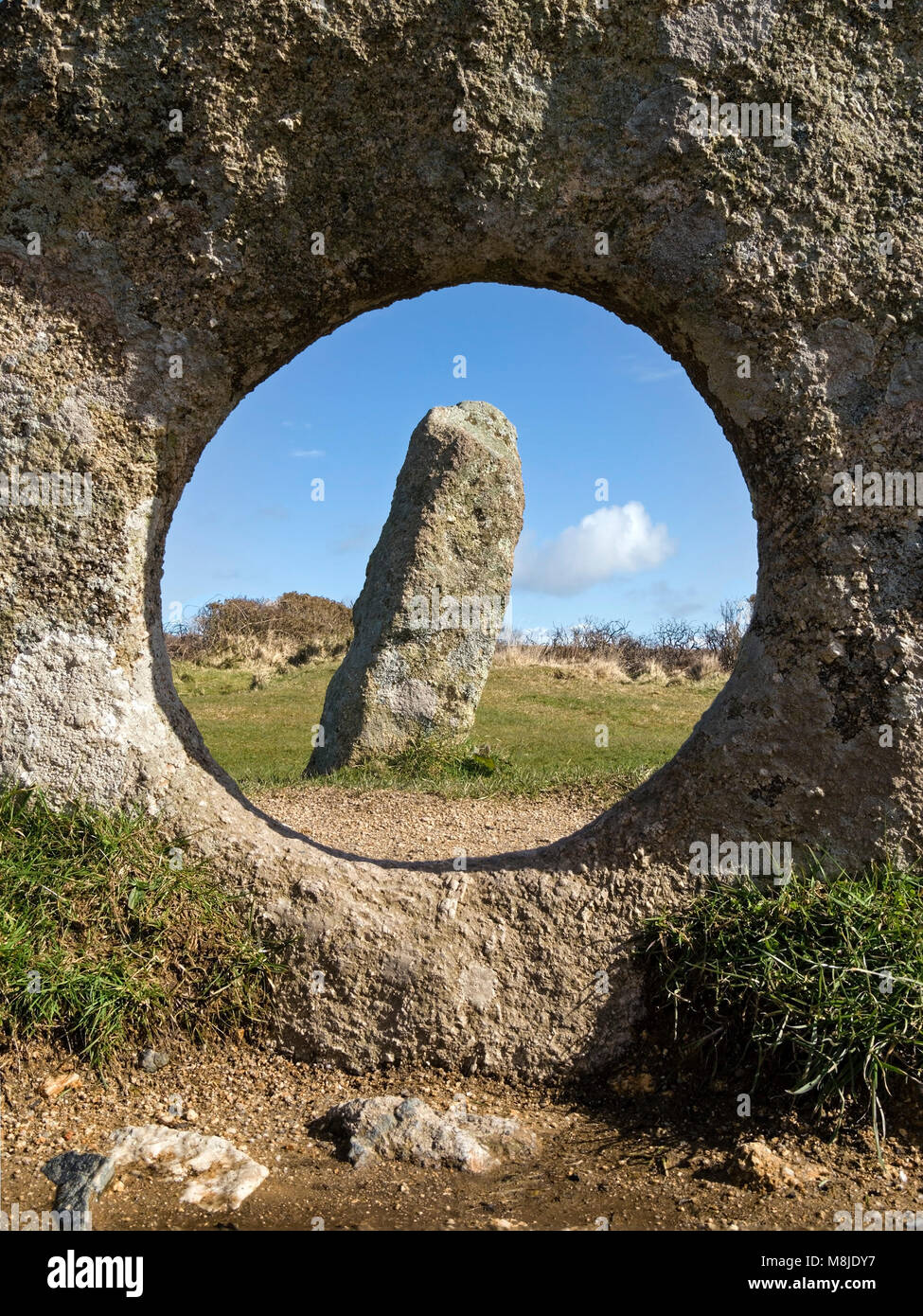 Gli uomini un Tol pietre in piedi vicino a Madron, Cornwall, Regno Unito Foto Stock
