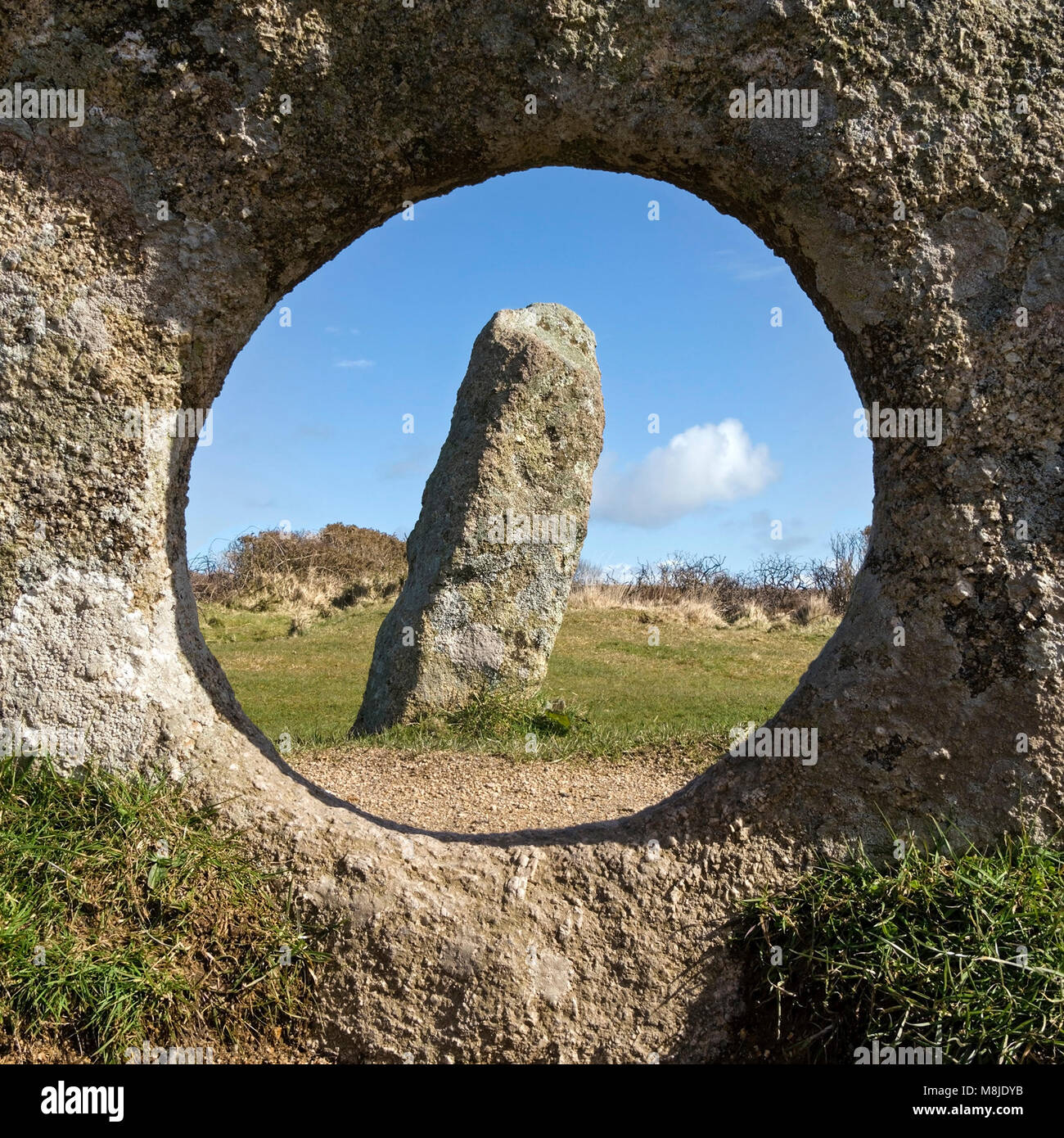Gli uomini un Tol pietre in piedi vicino a Madron, Cornwall, Regno Unito Foto Stock
