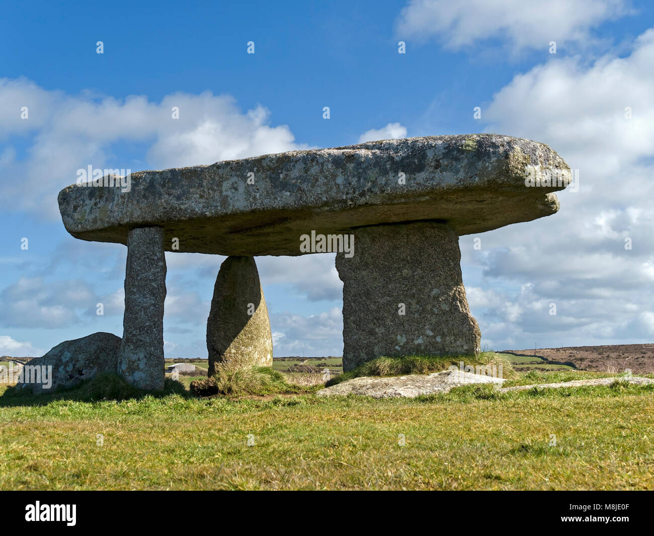 Lanyon Quoit (noto anche come Giant's table) antiche pietre permanente di long barrow sepoltura camera vicino Madron, Cornwall, Regno Unito Foto Stock