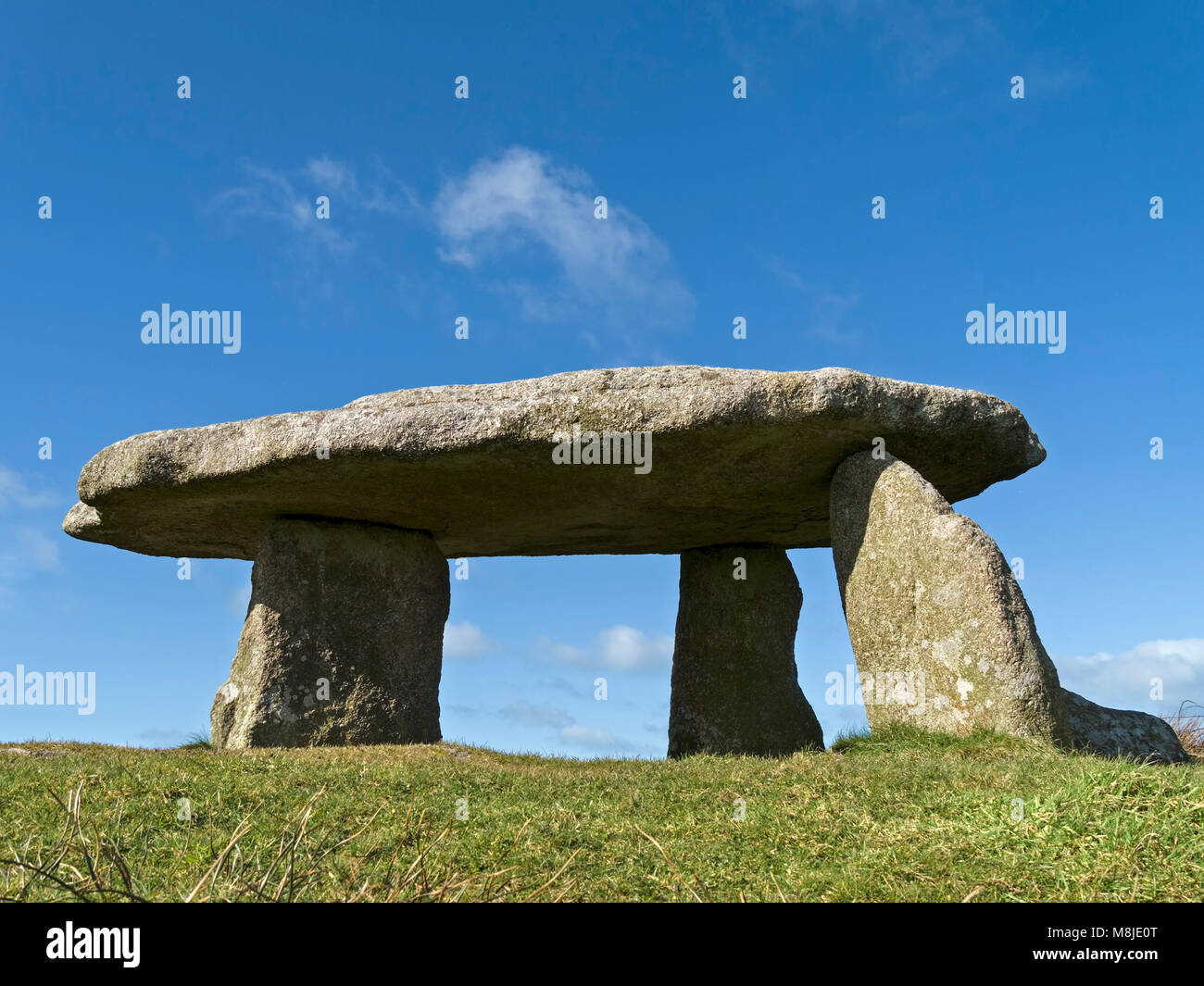 Lanyon Quoit (noto anche come Giant's table) antiche pietre permanente di long barrow sepoltura camera vicino Madron, Cornwall, Regno Unito Foto Stock