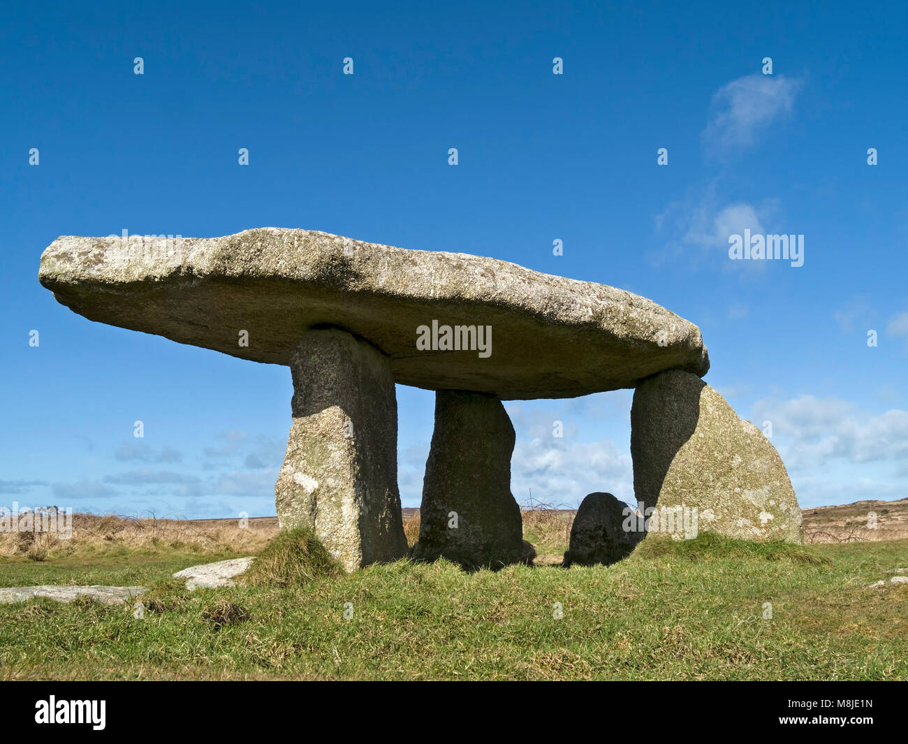 Lanyon Quoit (noto anche come Giant's table) antiche pietre permanente di long barrow sepoltura camera vicino Madron, Cornwall, Regno Unito Foto Stock