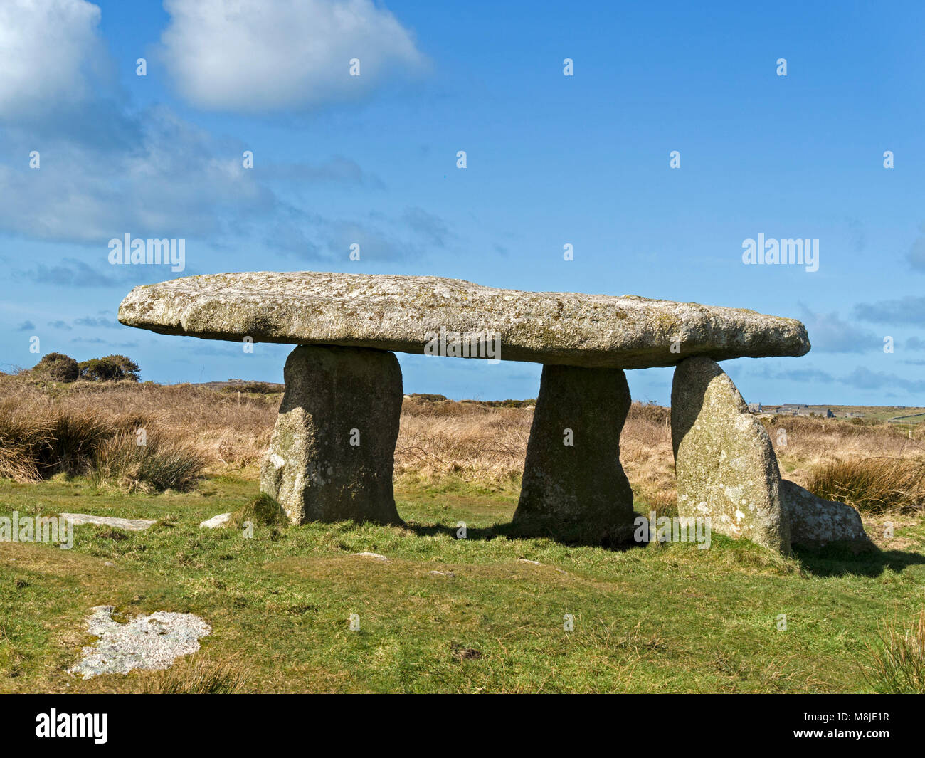 Lanyon Quoit (noto anche come Giant's table) antiche pietre permanente di long barrow sepoltura camera vicino Madron, Cornwall, Regno Unito Foto Stock