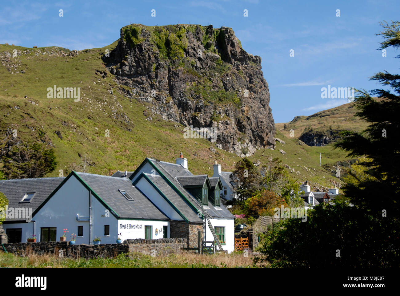 Bed & Breakfast stabilimento sotto ampio sperone roccioso sul versante Ellenabeich, seil isola, Scozia Foto Stock