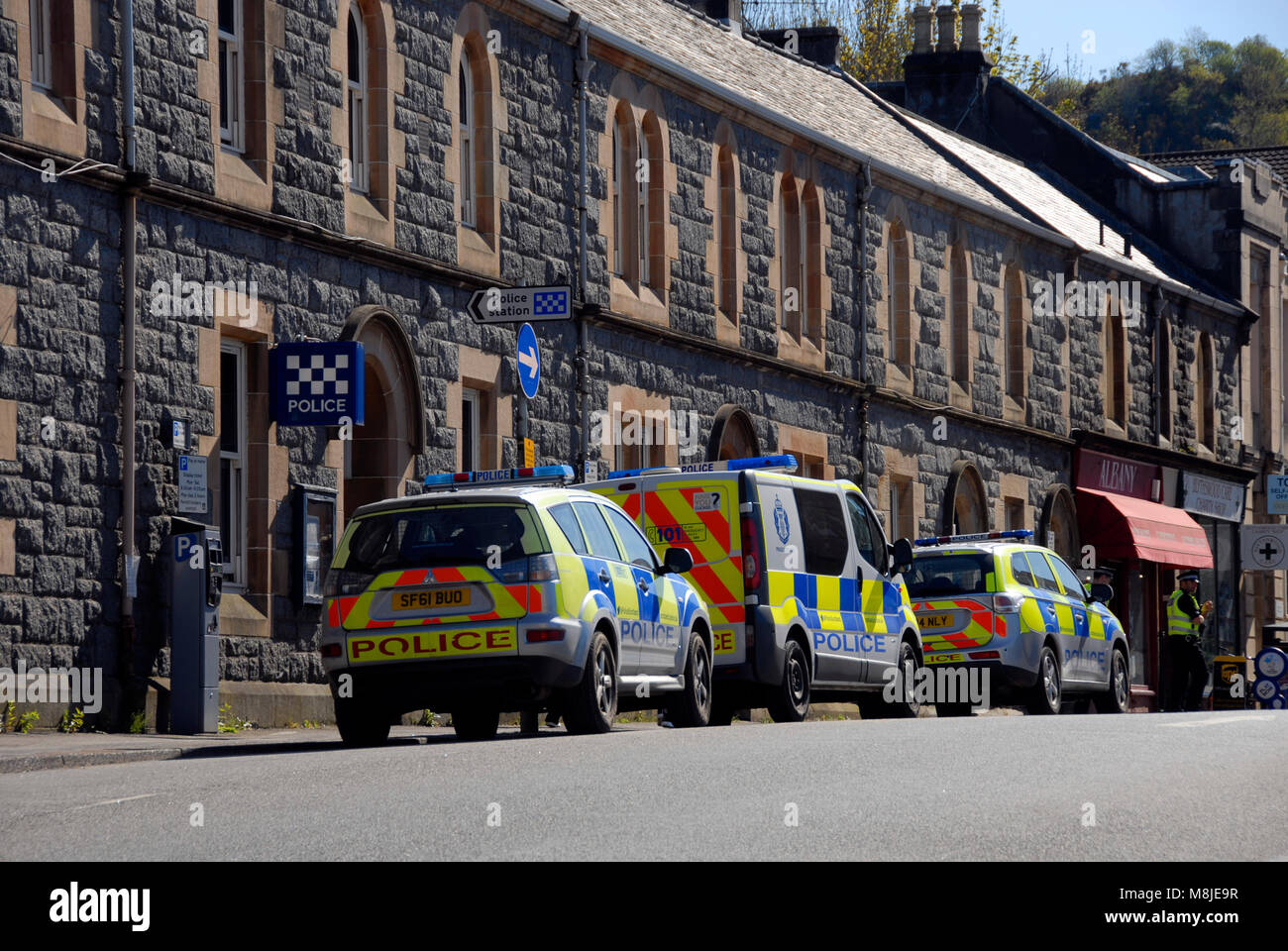 I veicoli della polizia al di fuori della stazione di polizia, Oban, Scozia Foto Stock