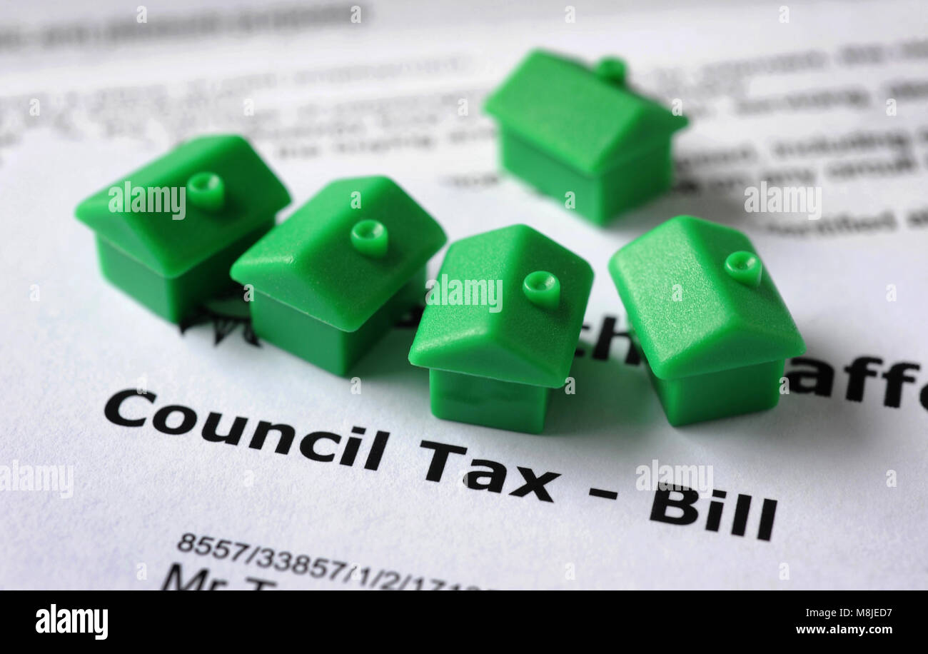 Case modello con tassa del Consiglio BILL RE il budget familiare costi BREXIT inflazione aumento dei prezzi dell'economia ecc. REGNO UNITO Foto Stock