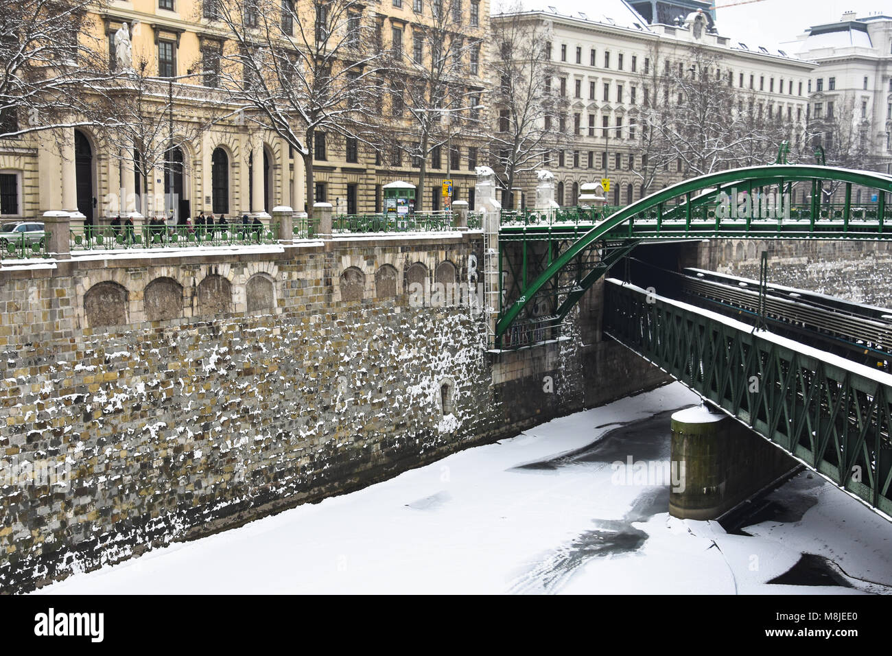 Vienna, Austria. Febbraio 2, 2017. E Zollamtsbrucke Zollamtssteg (Zollamt ponte). Frozen River su un inverno nevoso giorno Foto Stock