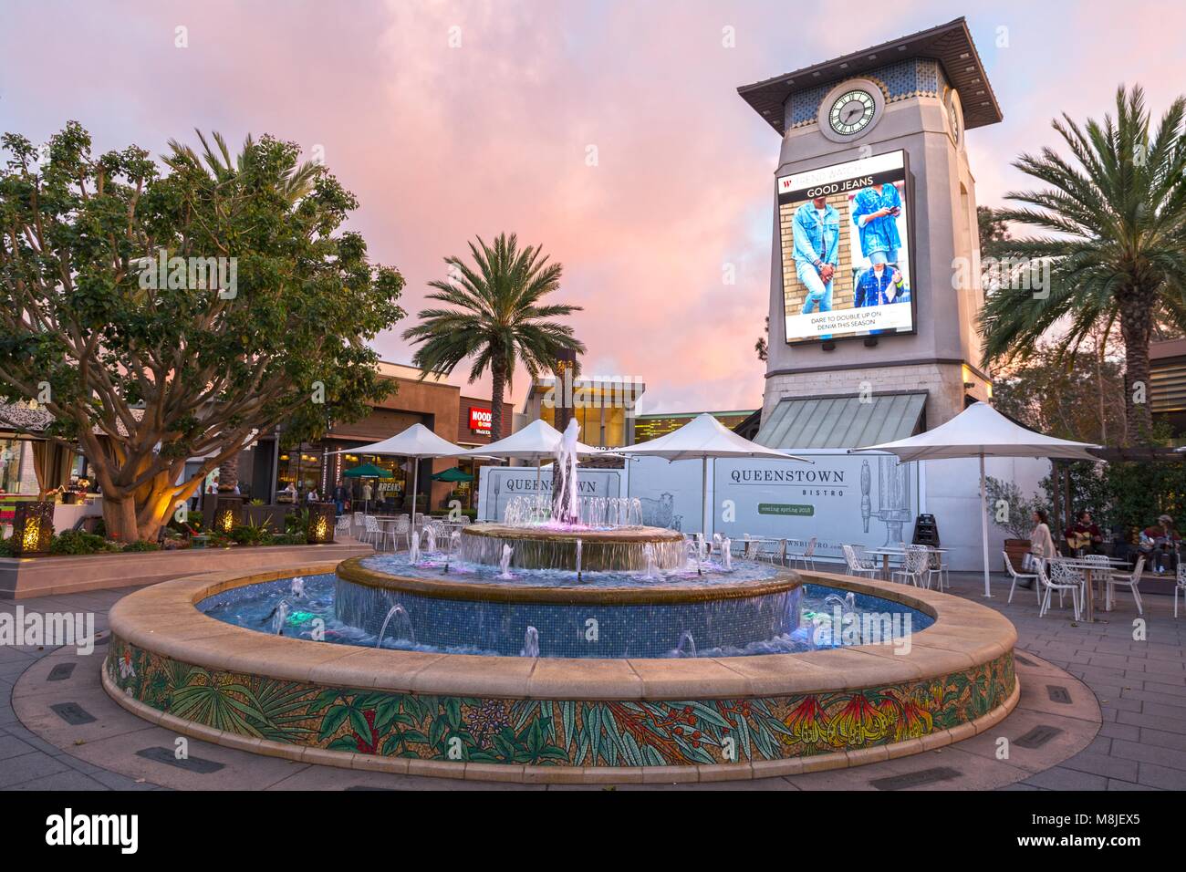 Tower Clock and Fountain in Westfield Outdoor Shopping Mall Exterior at University Towne Center (UTC) San Diego California, USA Foto Stock