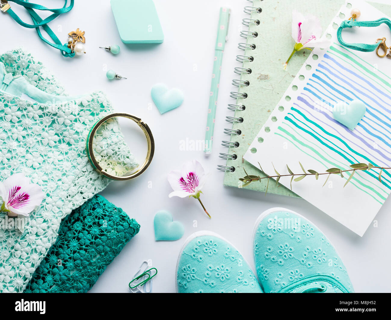 Verde menta pastello colore lifestyle abiti donna laica piatta con accessori, notebook e la tastiera Foto Stock