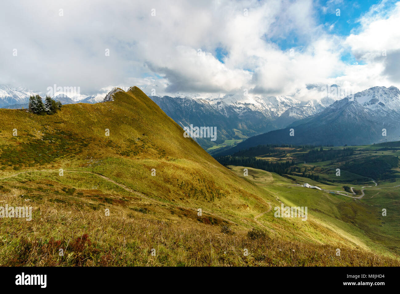 Sentiero escursionistico nel paesaggio di montagna delle Alpi Allgau sul Fellhorn cresta dall'Fellhorn verso Soellereck. In basso a sinistra è la valle Foto Stock