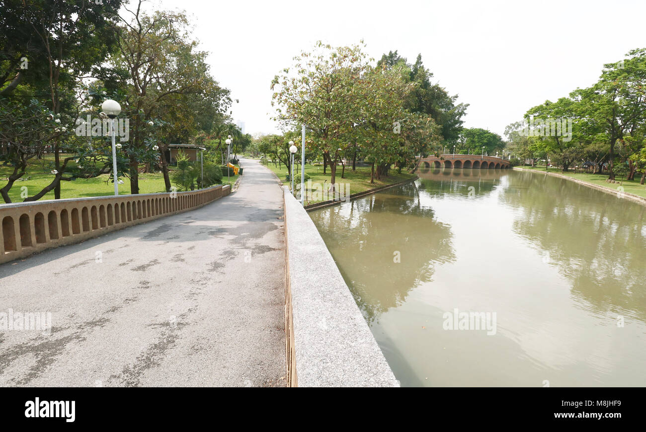 Un bel colore arancione ponte di cemento in pubblico Chatuchak Park Foto Stock