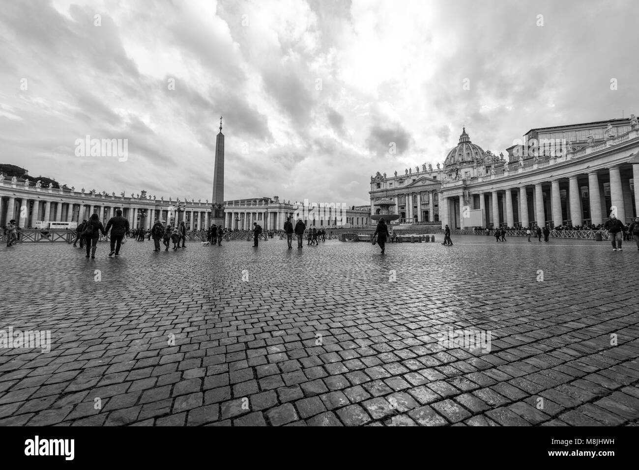 Città del Vaticano, 06 marzo 2018: foto in bianco e nero di Piazza San Pietro con grande obelisco nella Città del Vaticano, Italia Foto Stock