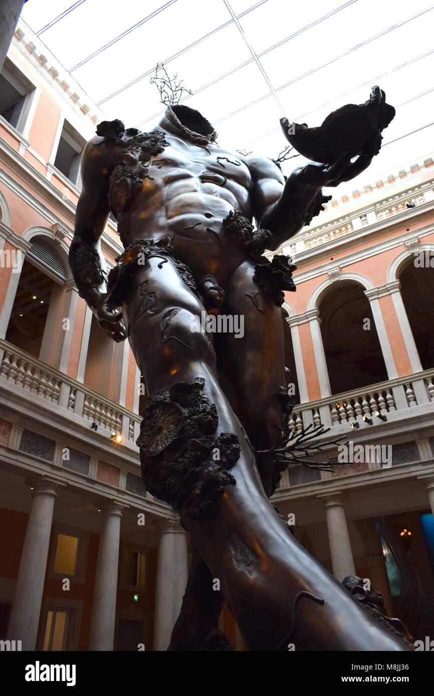 Un Damien Hirst scultura da la mostra "Tesori dal relitto della incredibile", Palazzo di Grassi e Punta della Dogana, Venezia, Italia Foto Stock