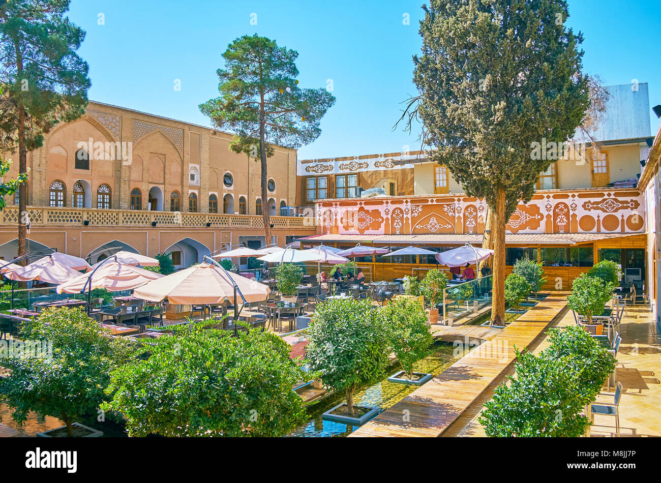 ISFAHAN, IRAN - OTTOBRE 20,2017: il cortile di palazzo storico con ampio giardino ombreggiato è servita come ristorante di cucina tradizionale, situato in Julf Foto Stock