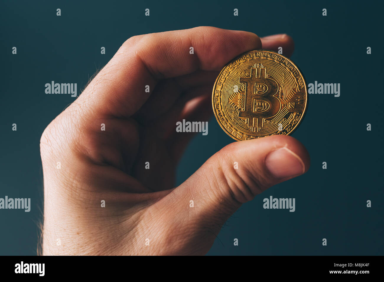 Bitcoin cryptocurrency in mano, blockchain decentrata di tecnologia cambio moneta Foto Stock