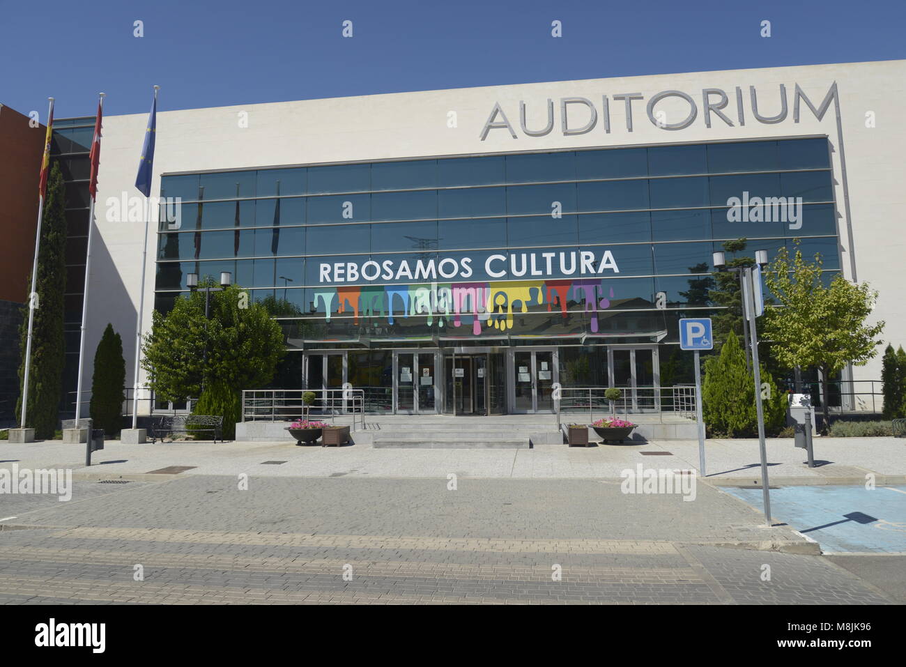 Immagine dell Auditorium pubblico edificio nella città di Arroyomolinos, Madrid, Spagna. Il principale sentece, 'Reposamos Cultura', 'abbiamo resto cultura" tradotto. Foto Stock