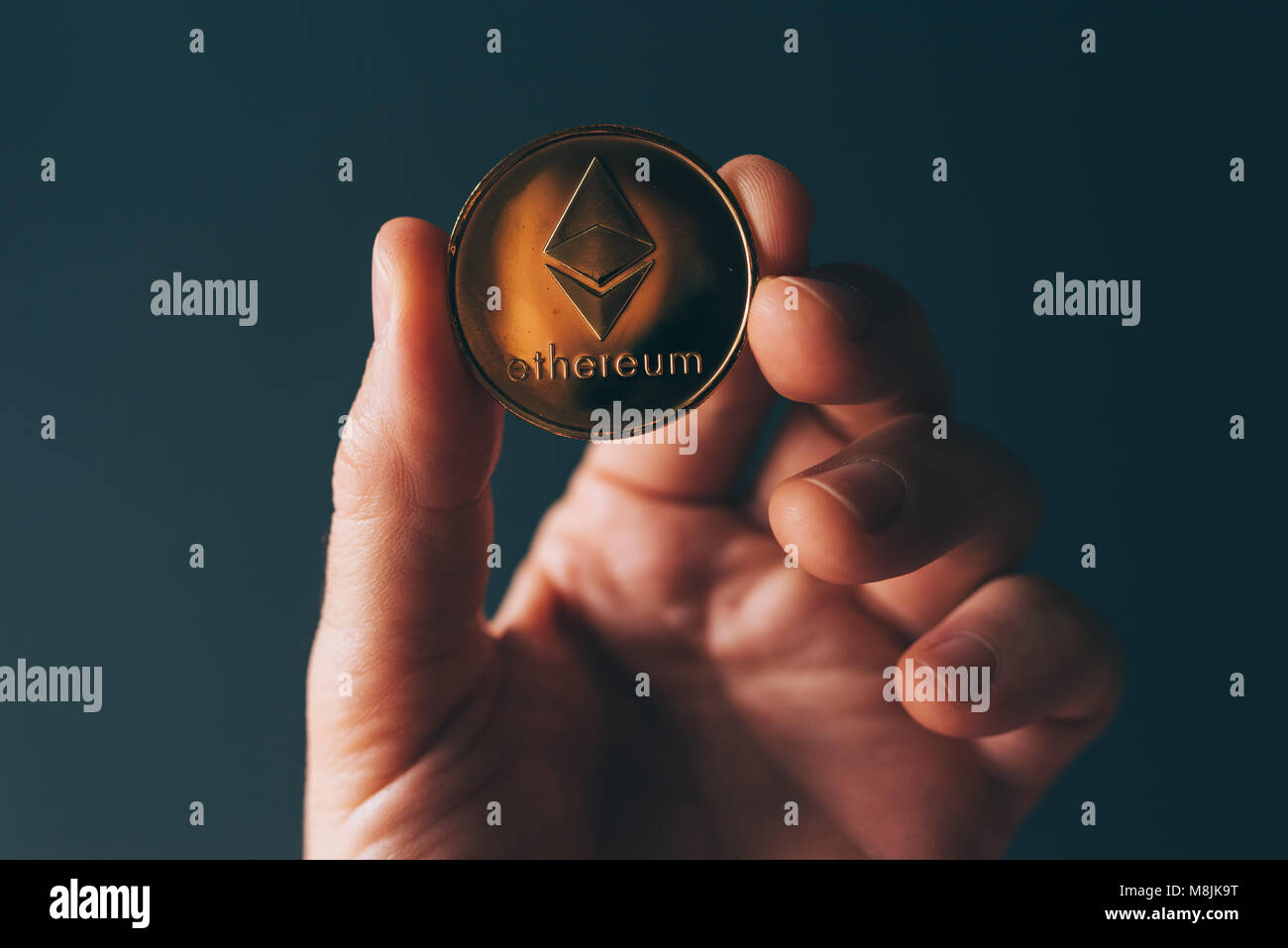 Ethereum cryptocurrency in mano, blockchain decentrata di tecnologia cambio moneta Foto Stock