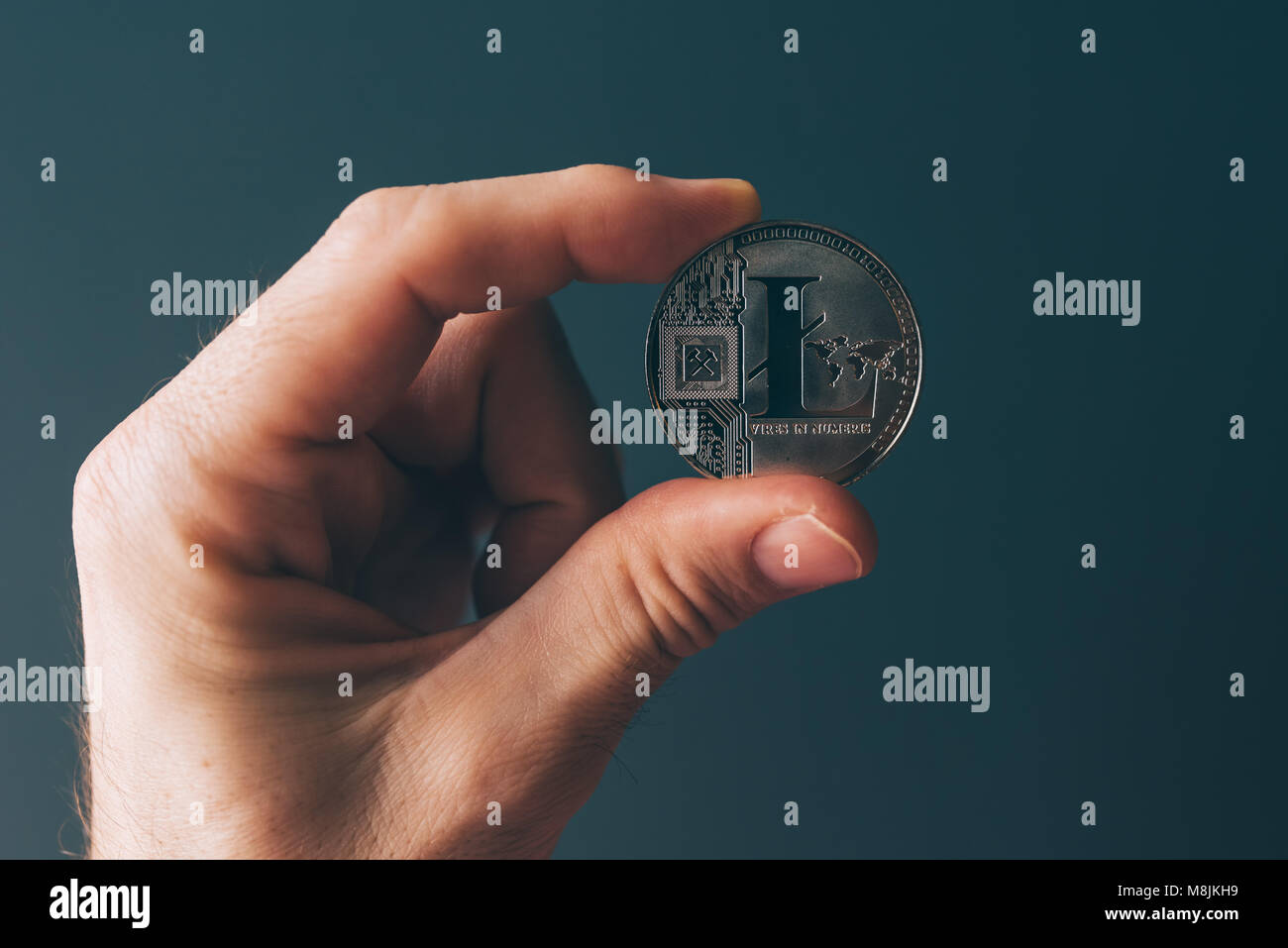 Litecoin cryptocurrency in mano, blockchain decentrata di tecnologia cambio moneta Foto Stock