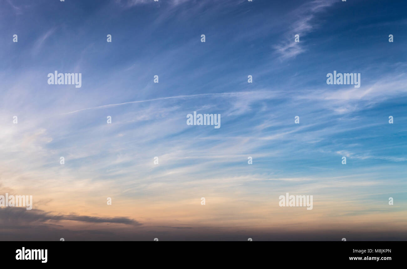Sullo sfondo del cielo con le nuvole al tramonto come un panorama banner Foto Stock