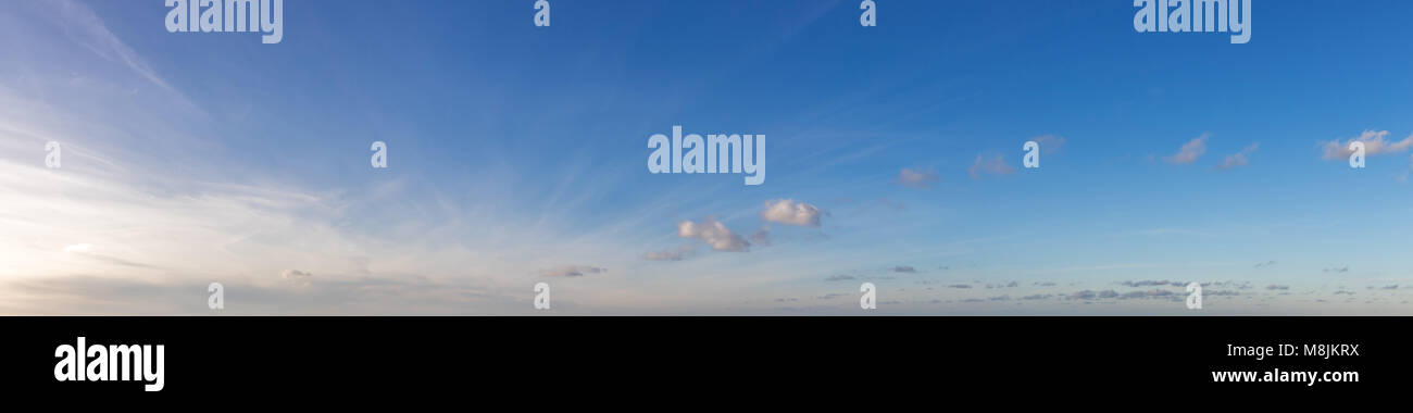 Panorama successivo con uno sfondo con cielo blu e nuvole Foto Stock