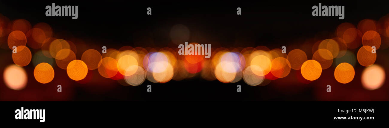 Panoramica astratta sfondo bokeh di notte con luci incandescenti Foto Stock