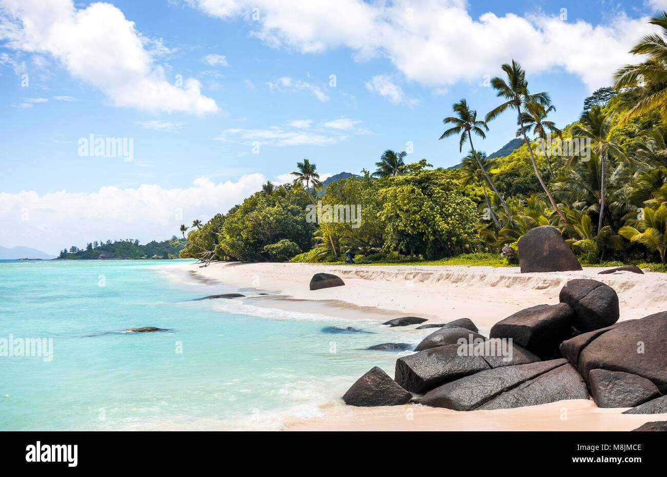 Paradise Island nelle Seicelle, spiaggia di sabbia e il cielo blu oltre Oceano Indiano Foto Stock