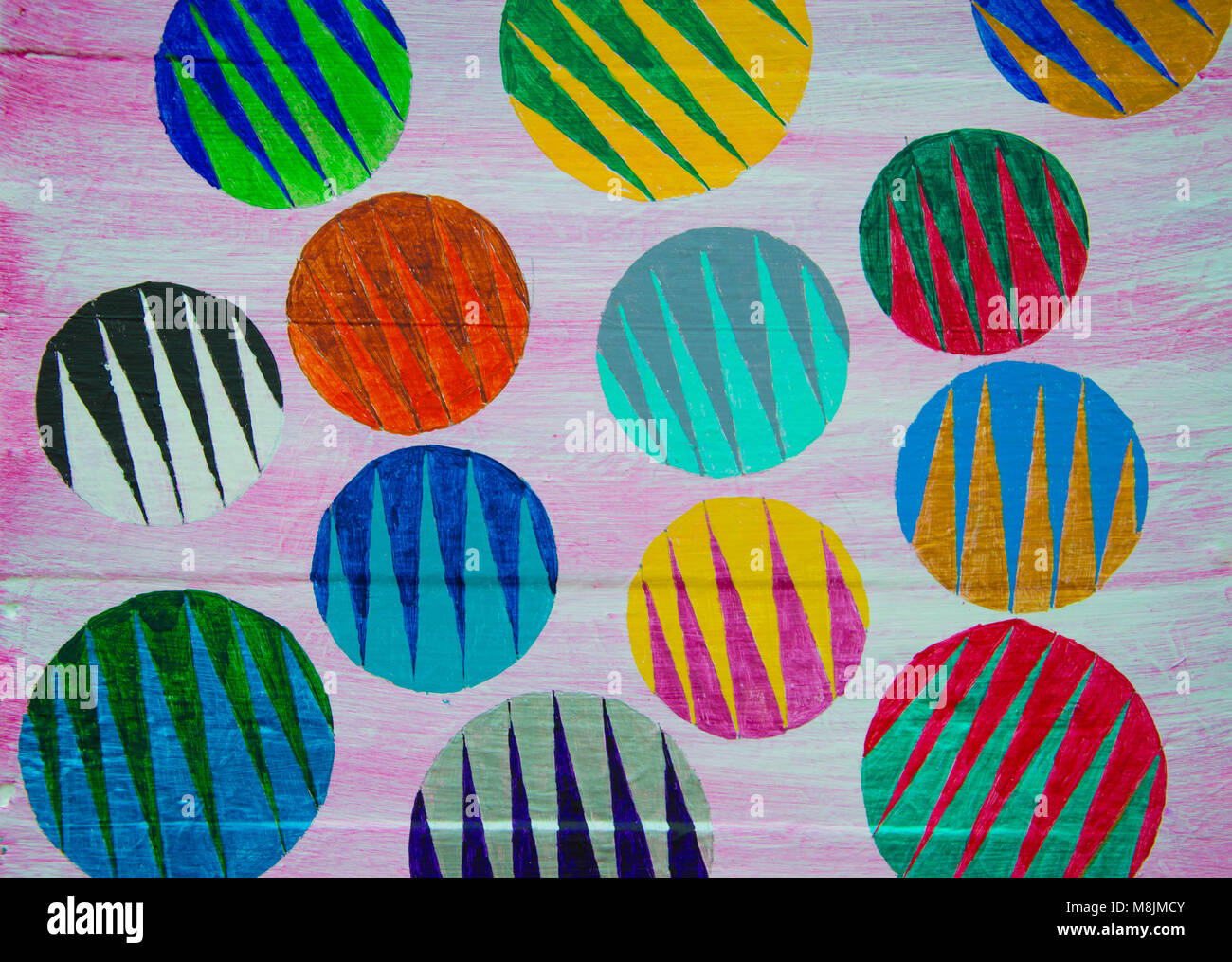 Dipinto a mano cerchi a strisce sulla luce viola Sfondo legno Foto Stock