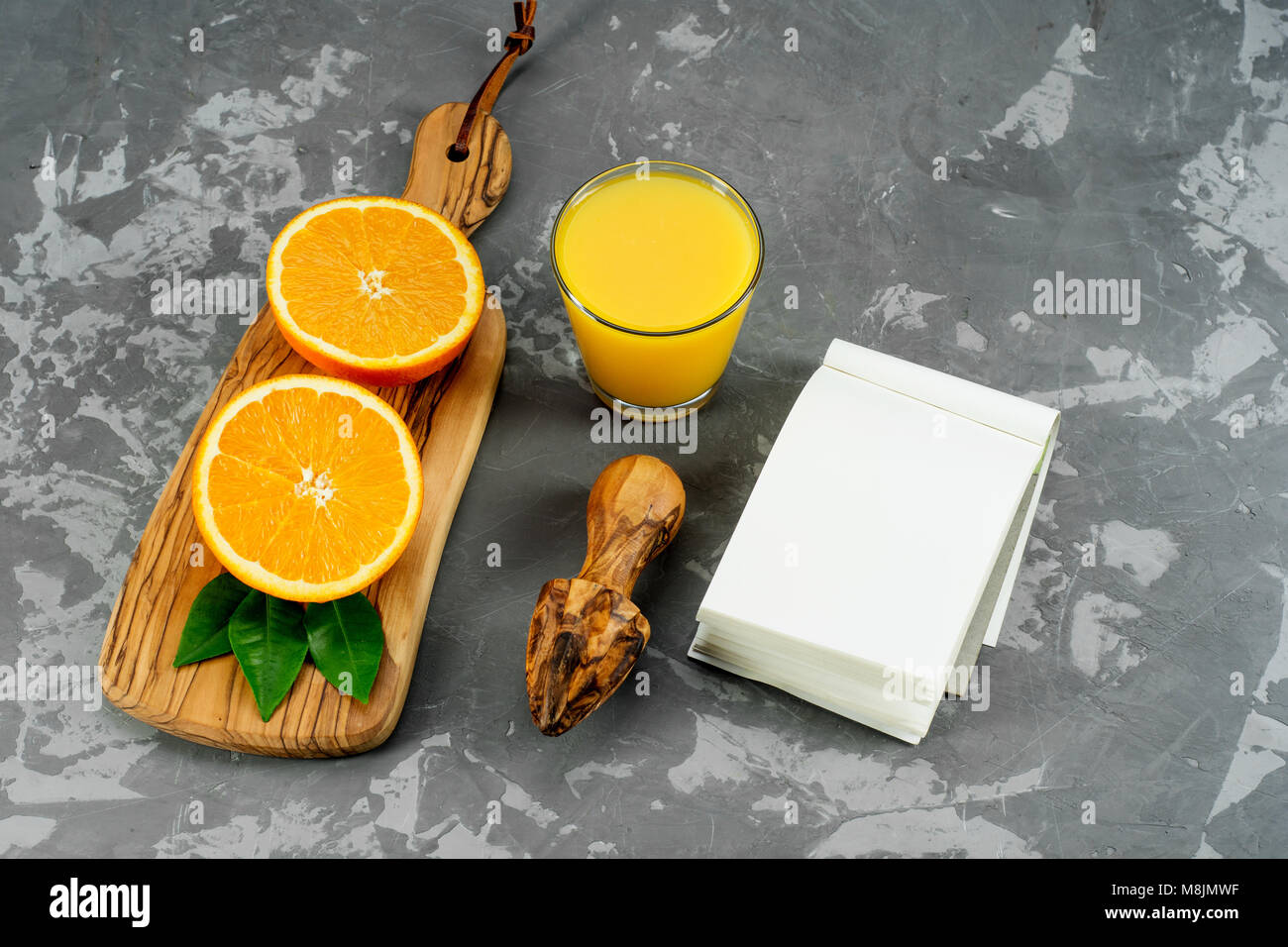Bicchiere di succo di arancia dal di sopra sul cemento dello sfondo. Prodotto a base di frutta display . Foto Stock