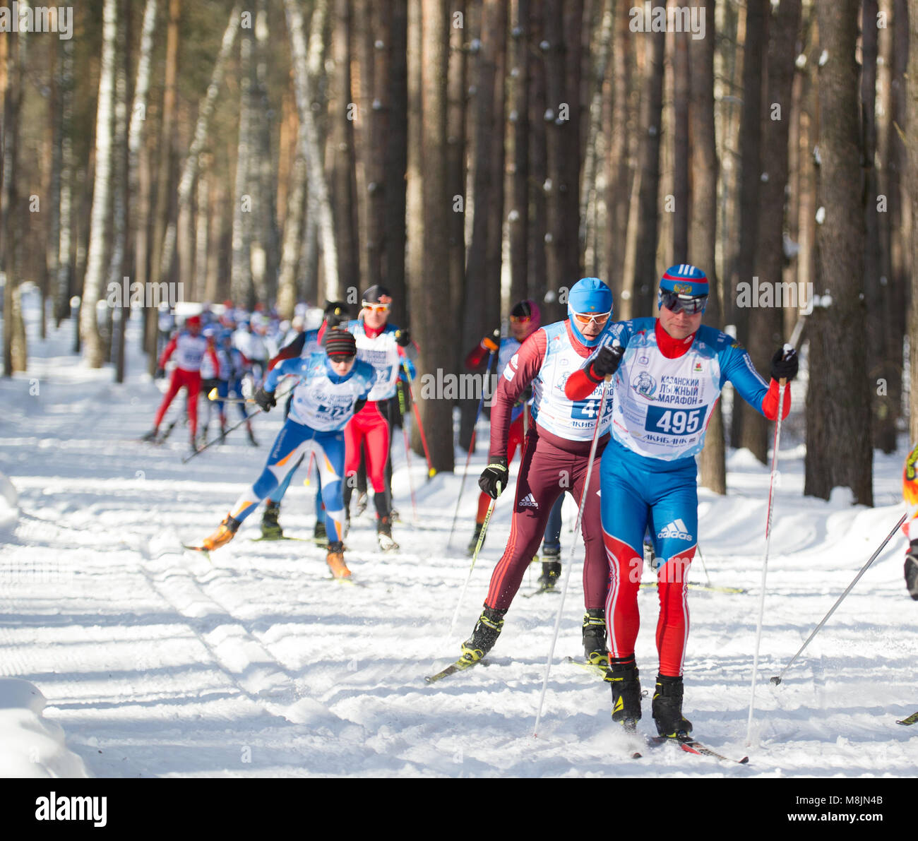 KAZAN, RUSSIA - Marzo, 2018: atleti sciatori in esecuzione maratona di sci Foto Stock