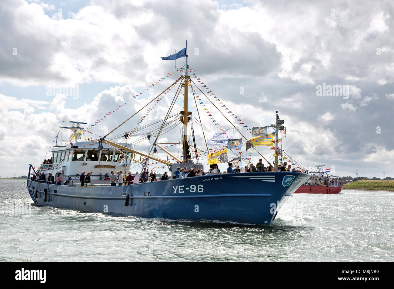 Barche da pesca durante la flotta ispezione sulla Oosterschelde. Durante la giornata di cozze in Yerseke, un evento annuale in Zeeland Foto Stock