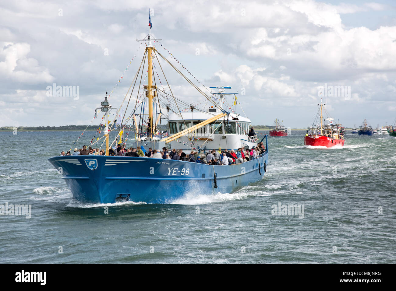 Barche da pesca durante la flotta ispezione sulla Oosterschelde. Durante la giornata di cozze in Yerseke, un evento annuale in Zeeland Foto Stock