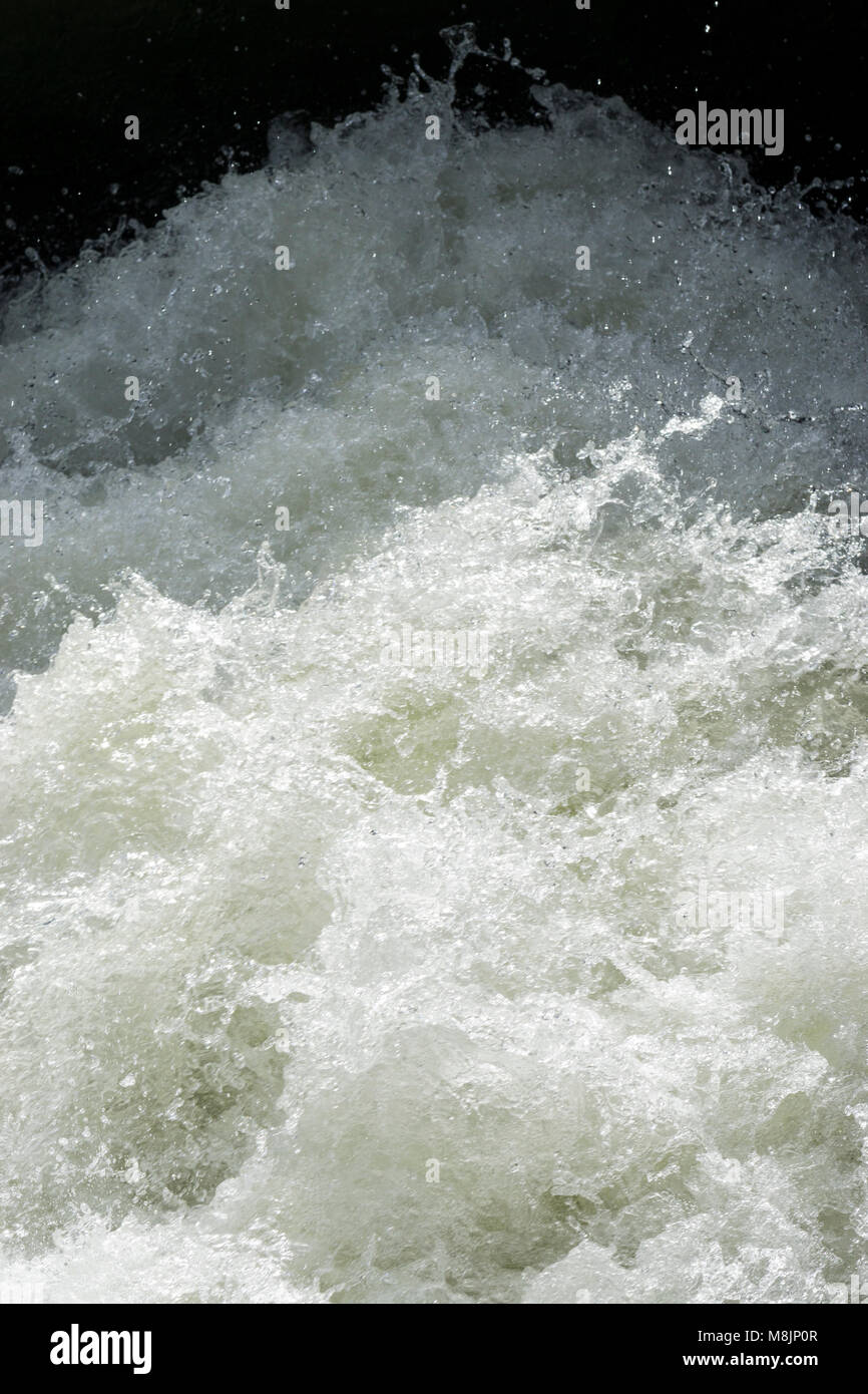 Acqua di un fiume che scorre attraverso il cancello flood Foto Stock