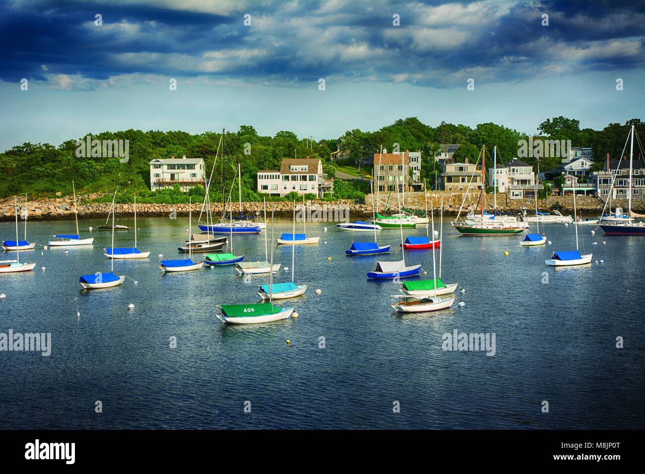 Piccola baia con barche e case intorno al porto. Foto Stock