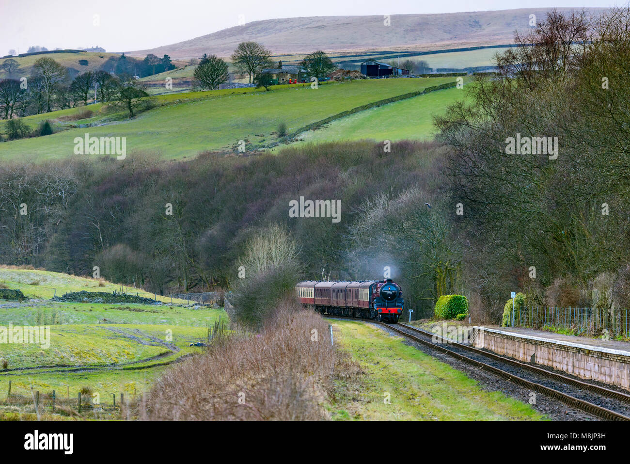 Il Mogul locomotiva a vapore del granchio raffigurata sul East Lancashire Railway a Irwell Vale fermare. Foto Stock