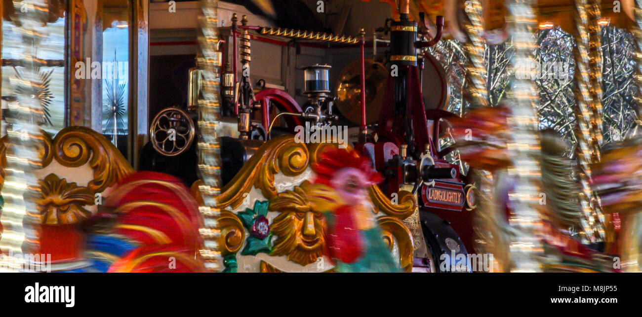 Vittoriano tradizionale alimentato a vapore giostra colorata fiera attrazione ruotando velocemente al pieno divertimento funfare Foto Stock