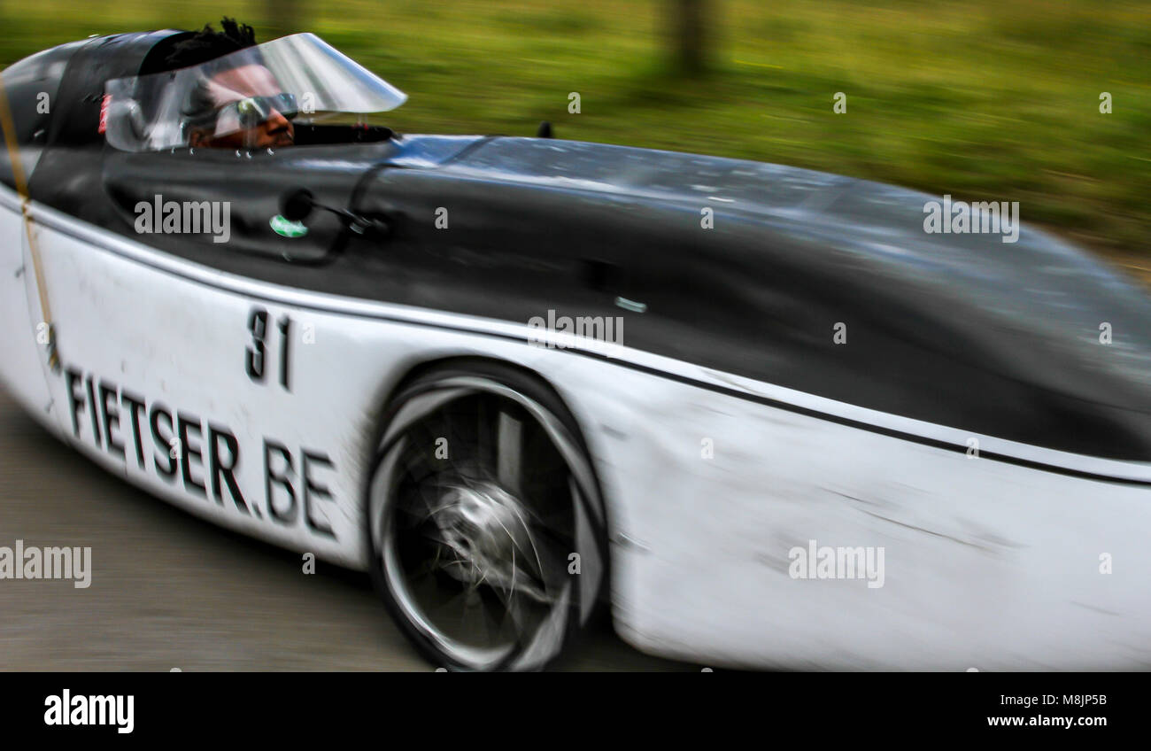 Semplificate la carrozzeria aerodinamica su un trike recumbent auto pedale velocizzando stabley intorno a Richmond Park nelle strade nella borough di Kingston upon Thames Foto Stock