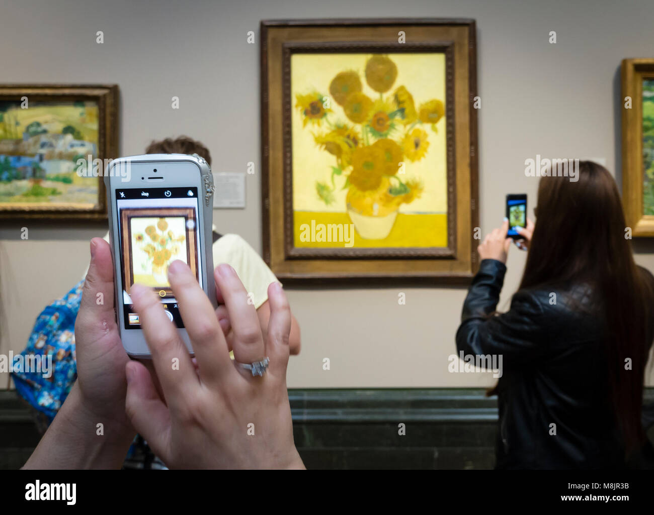 London, Regno Unito - 1 Sep 2017: i visitatori della National Gallery di Londra sta utilizzando il loro smartphone per scattare foto di Vincent van Gogh la pittura ad olio "unflowers', uno dei musei più famosi presenta. Foto Stock