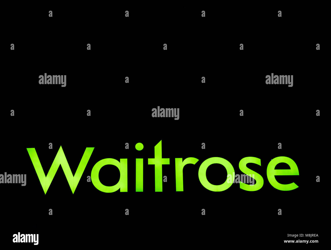 Un verde fluorescente Waitrose segno sulla facciata di una delle catene di supermercati negozi con copia spazio. Foto Stock