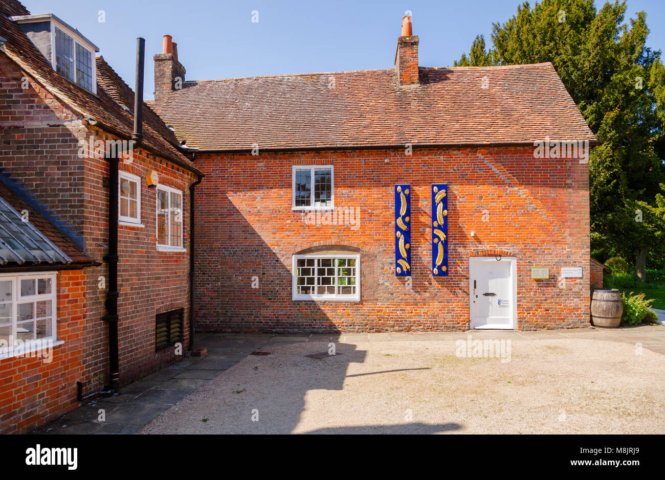 CHAWTON, Regno Unito - 8 giugno 2013: Chawton Cottage, un museo indipendente della scrittrice Jane Austen cortile Foto Stock